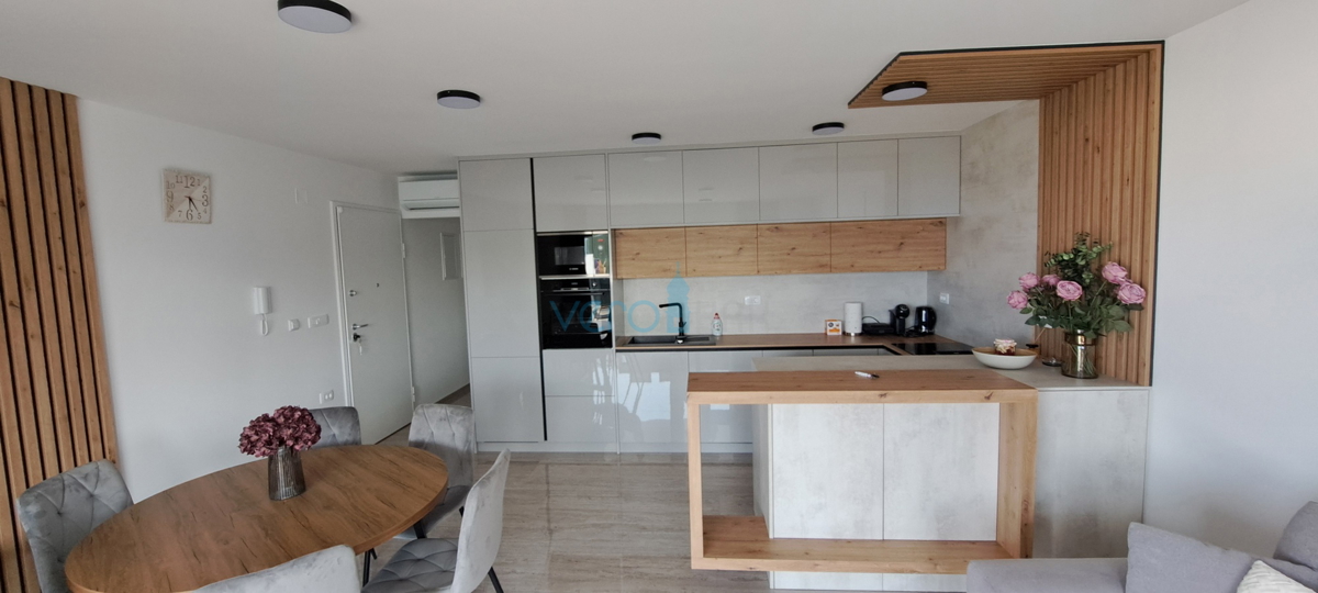 Malinska, periferia, appartamento di lusso di 88 m2 al piano di una villa di nuova costruzione con vista e piscina, in vendita