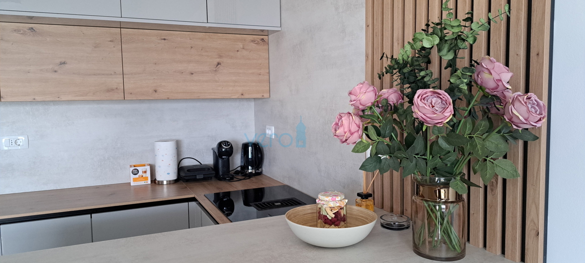 Malinska, periferia, appartamento di lusso di 88 m2 al piano di una villa di nuova costruzione con vista e piscina, in vendita