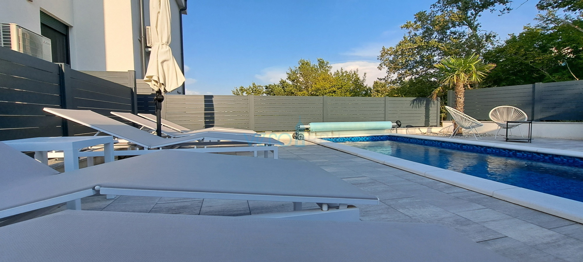 Malinska, periferia, appartamento di lusso di 88 m2 al piano di una villa di nuova costruzione con vista e piscina, in vendita