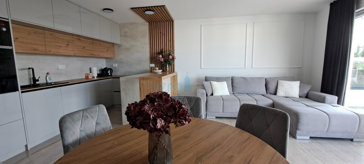 Malinska, periferia, appartamento di lusso di 88 m2 al piano di una villa di nuova costruzione con vista e piscina, in vendita