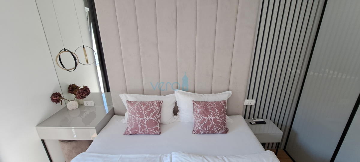 Malinska, periferia, appartamento di lusso di 88 m2 al piano di una villa di nuova costruzione con vista e piscina, in vendita