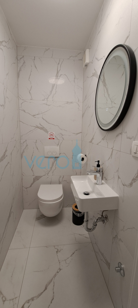 Malinska, periferia, appartamento di lusso di 88 m2 al piano di una villa di nuova costruzione con vista e piscina, in vendita