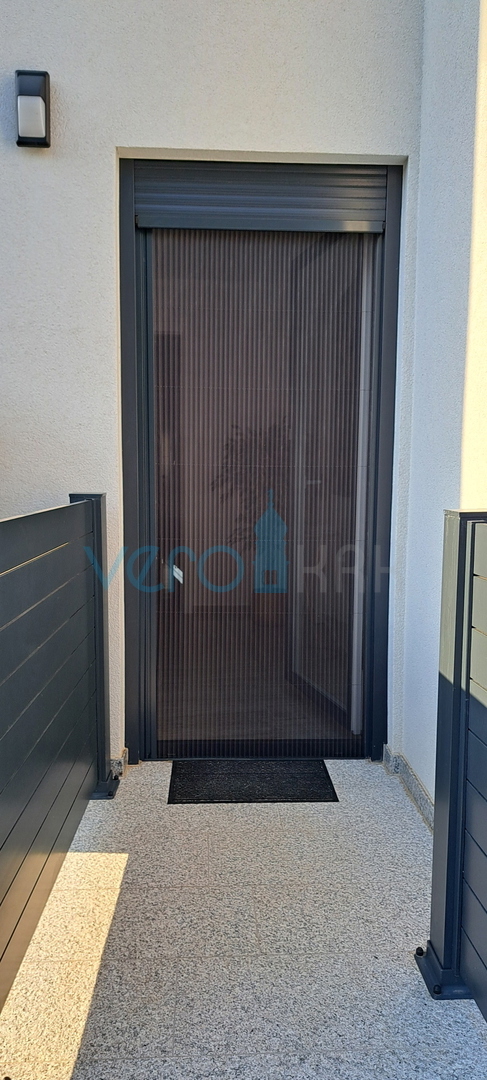 Malinska, periferia, appartamento di lusso di 88 m2 al piano di una villa di nuova costruzione con vista e piscina, in vendita