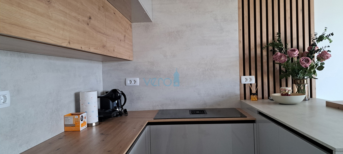 Malinska, periferia, appartamento di lusso di 88 m2 al piano di una villa di nuova costruzione con vista e piscina, in vendita