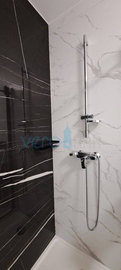 Malinska, periferia, appartamento di lusso di 88 m2 al piano di una villa di nuova costruzione con vista e piscina, in vendita