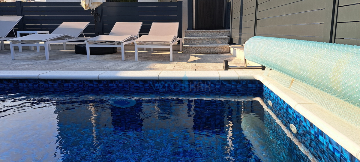 Malinska, periferia, appartamento di lusso di 88 m2 al piano di una villa di nuova costruzione con vista e piscina, in vendita