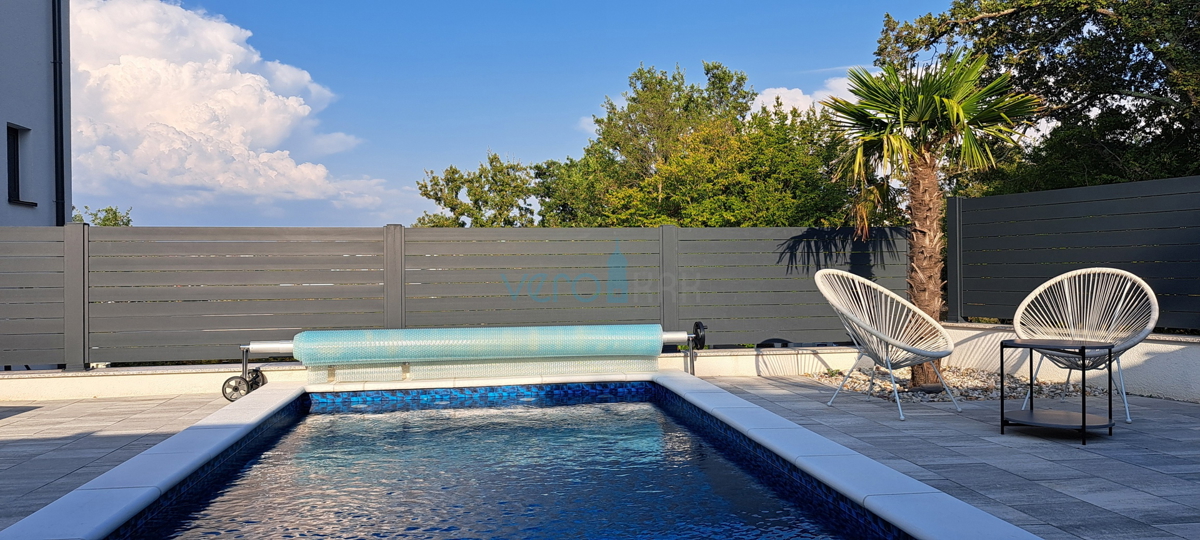 Malinska, periferia, appartamento di lusso di 88 m2 al piano di una villa di nuova costruzione con vista e piscina, in vendita