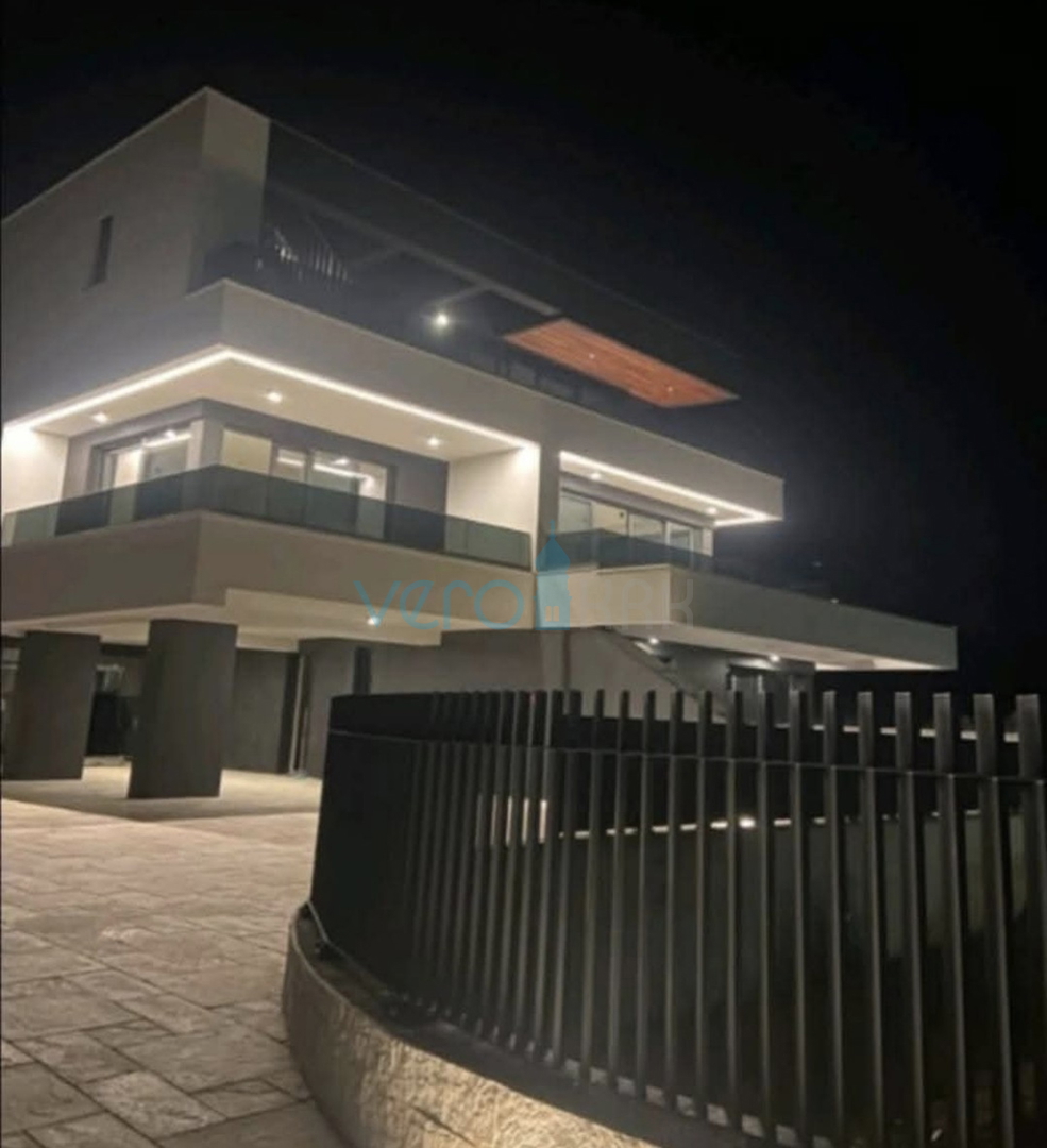 Città di Krk, moderno appartamento di 77 m2 con vista mare, in vendita