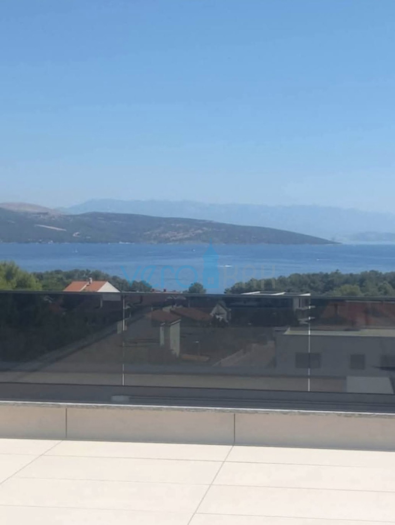 Città di Krk, moderno appartamento di 77 m2 con vista mare, in vendita