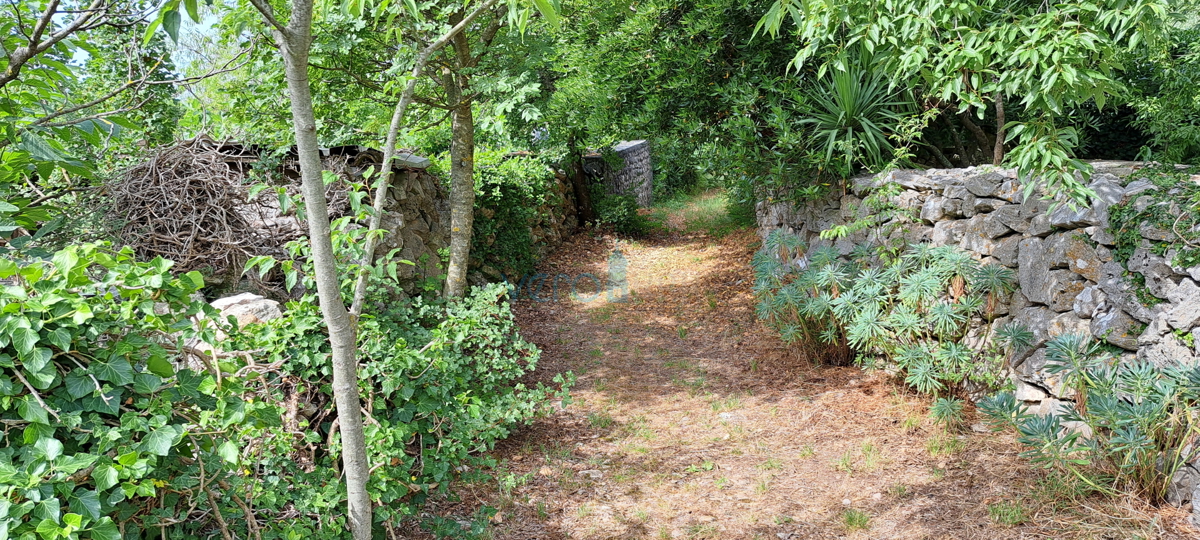 Isola di Krk, Dobrinj, Kras, Terreno di 741 m2 in una strada tranquilla, in vendita