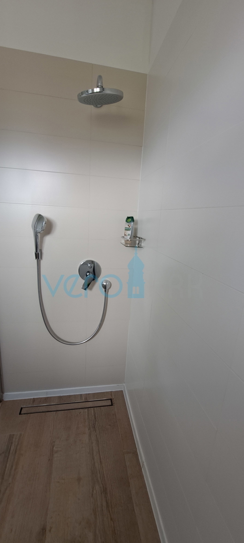 Isola di Krk, Omišalj, centro, appartamento luminoso di 45 m2, in vendita