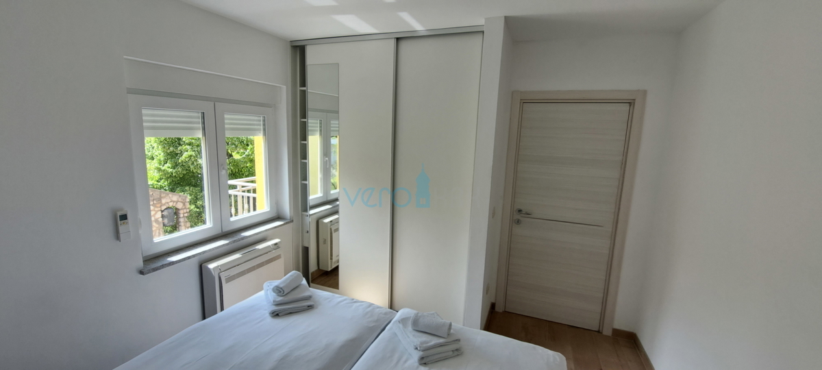 Isola di Krk, Omišalj, centro, appartamento luminoso di 45 m2, in vendita