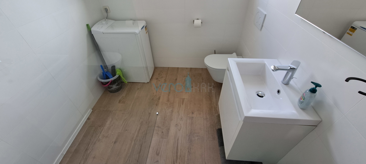 Isola di Krk, Omišalj, centro, appartamento luminoso di 45 m2, in vendita