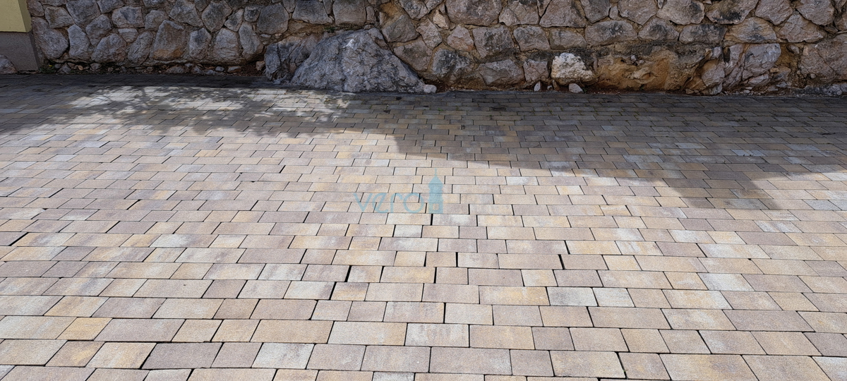 Isola di Krk, Omišalj, centro, appartamento luminoso di 45 m2, in vendita