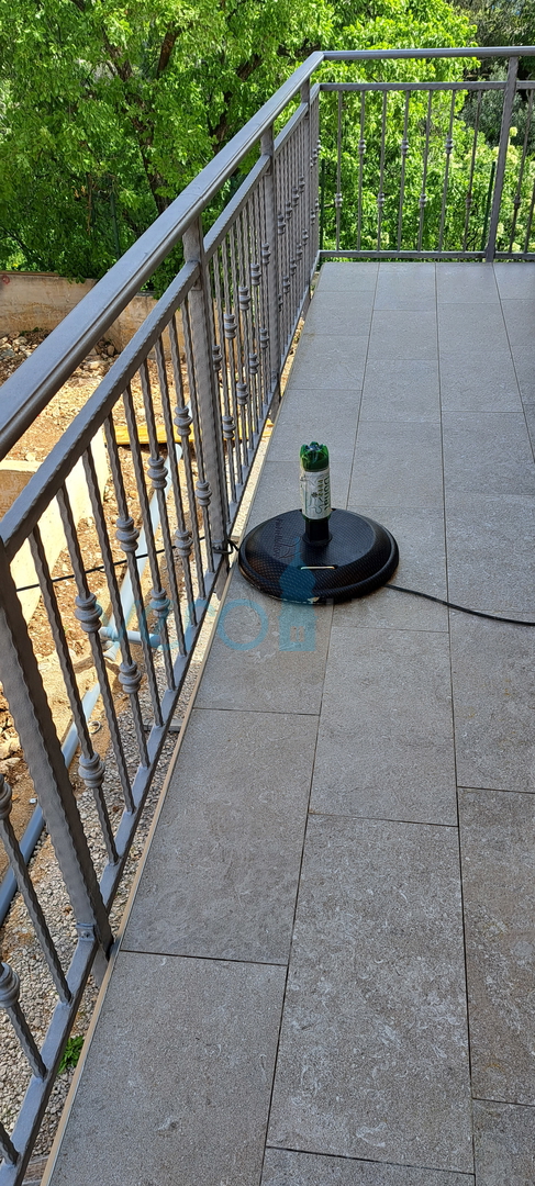 Isola di Krk, Omišalj, centro, appartamento luminoso di 45 m2, in vendita