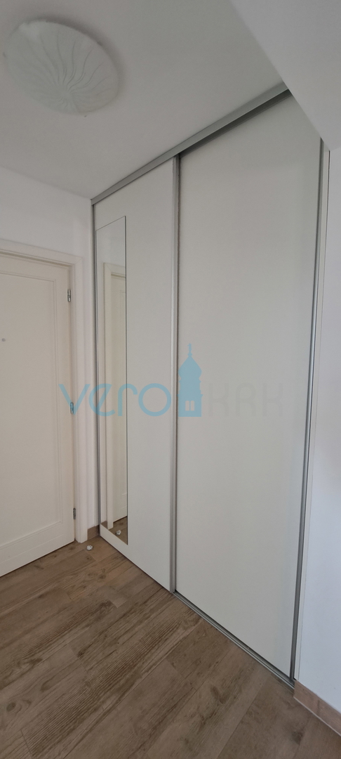 Isola di Krk, Omišalj, centro, appartamento luminoso di 45 m2, in vendita