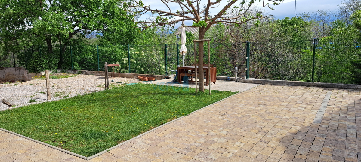 Isola di Krk, Omišalj, centro, appartamento luminoso di 45 m2, in vendita