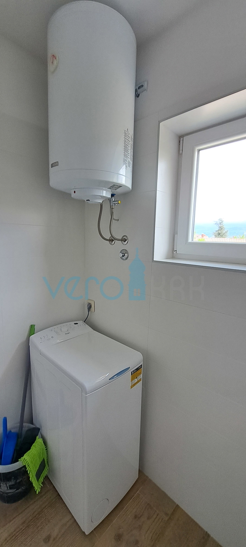 Isola di Krk, Omišalj, centro, appartamento luminoso di 45 m2, in vendita