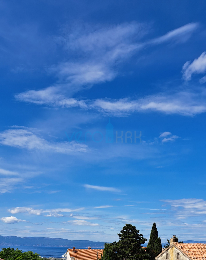 Isola di Krk, Omišalj, centro, appartamento luminoso di 45 m2, in vendita