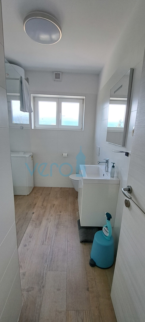 Isola di Krk, Omišalj, centro, appartamento luminoso di 45 m2, in vendita