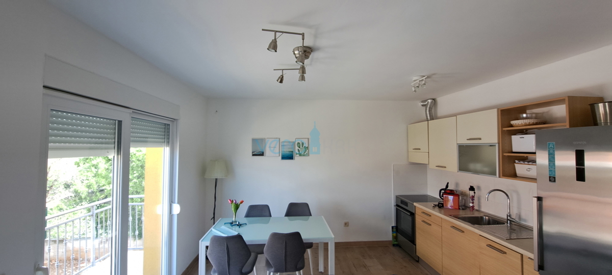 Isola di Krk, Omišalj, centro, appartamento luminoso di 45 m2, in vendita