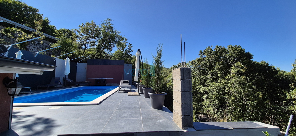 Kvarner, Novi Vinodolski, Klenovica - terreno 566m2, casa con piscina, vista mare, vendita