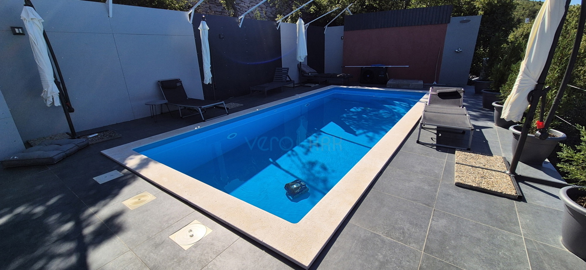 Kvarner, Novi Vinodolski, Klenovica - terreno 566m2, casa con piscina, vista mare, vendita