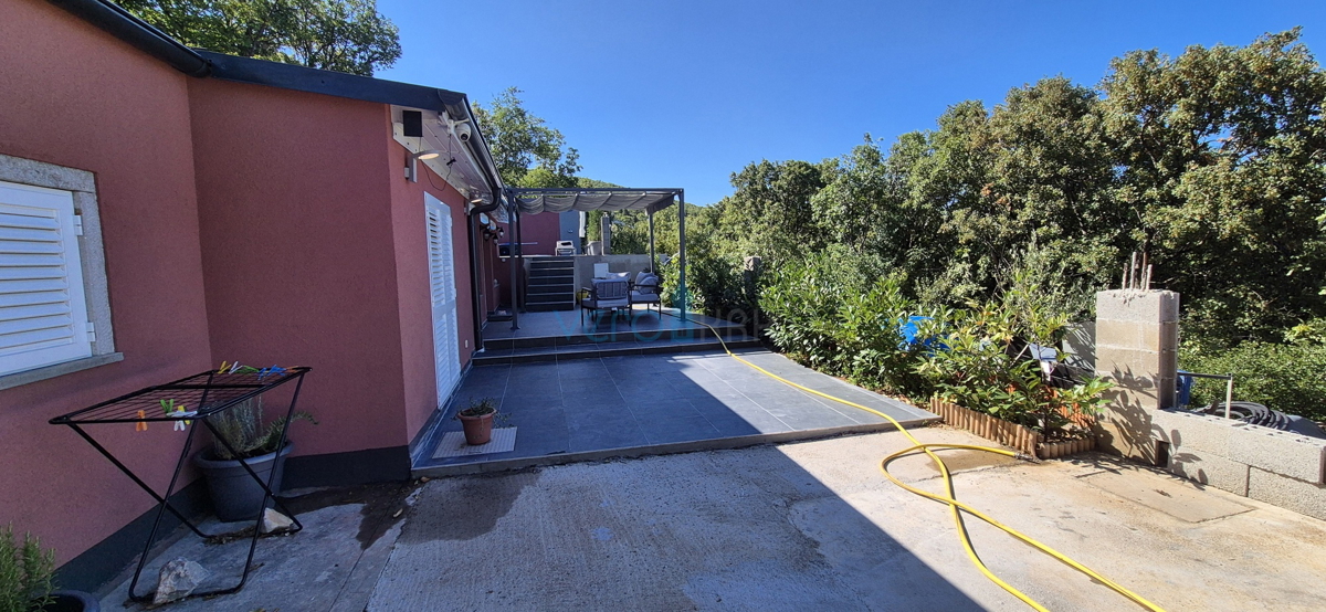 Kvarner, Novi Vinodolski, Klenovica - terreno 566m2, casa con piscina, vista mare, vendita