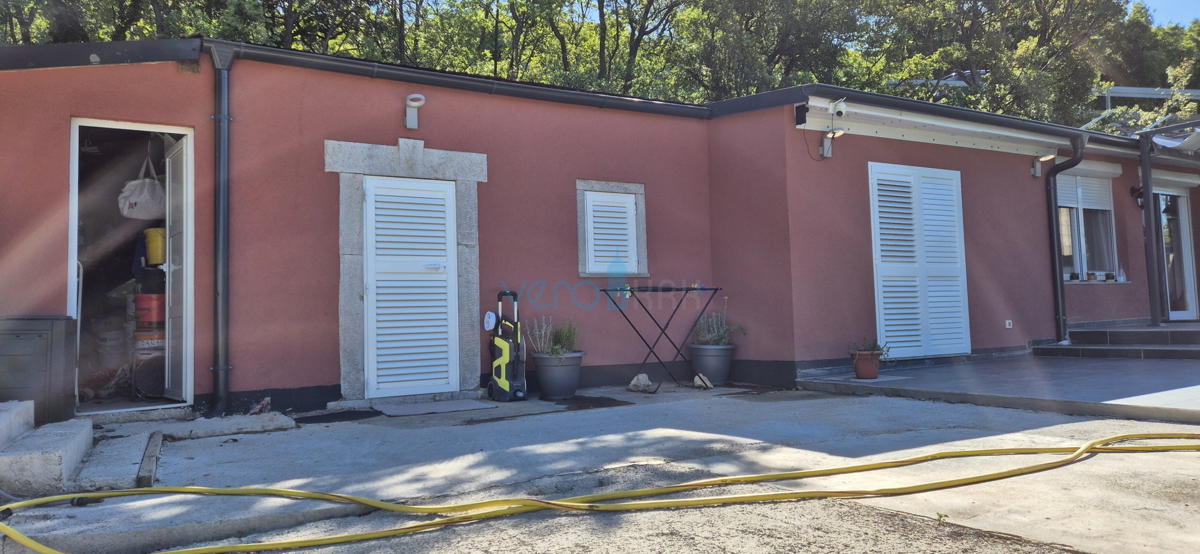 Kvarner, Novi Vinodolski, Klenovica - terreno 566m2, casa con piscina, vista mare, vendita