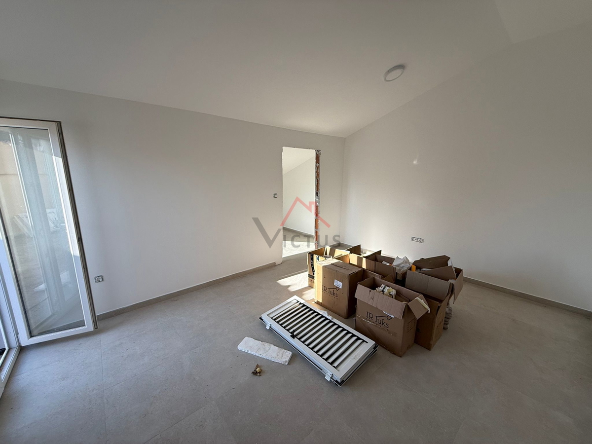 CRIKVENICA - 2S+DB, appartamento con terrazza e ripostiglio, 81 m2