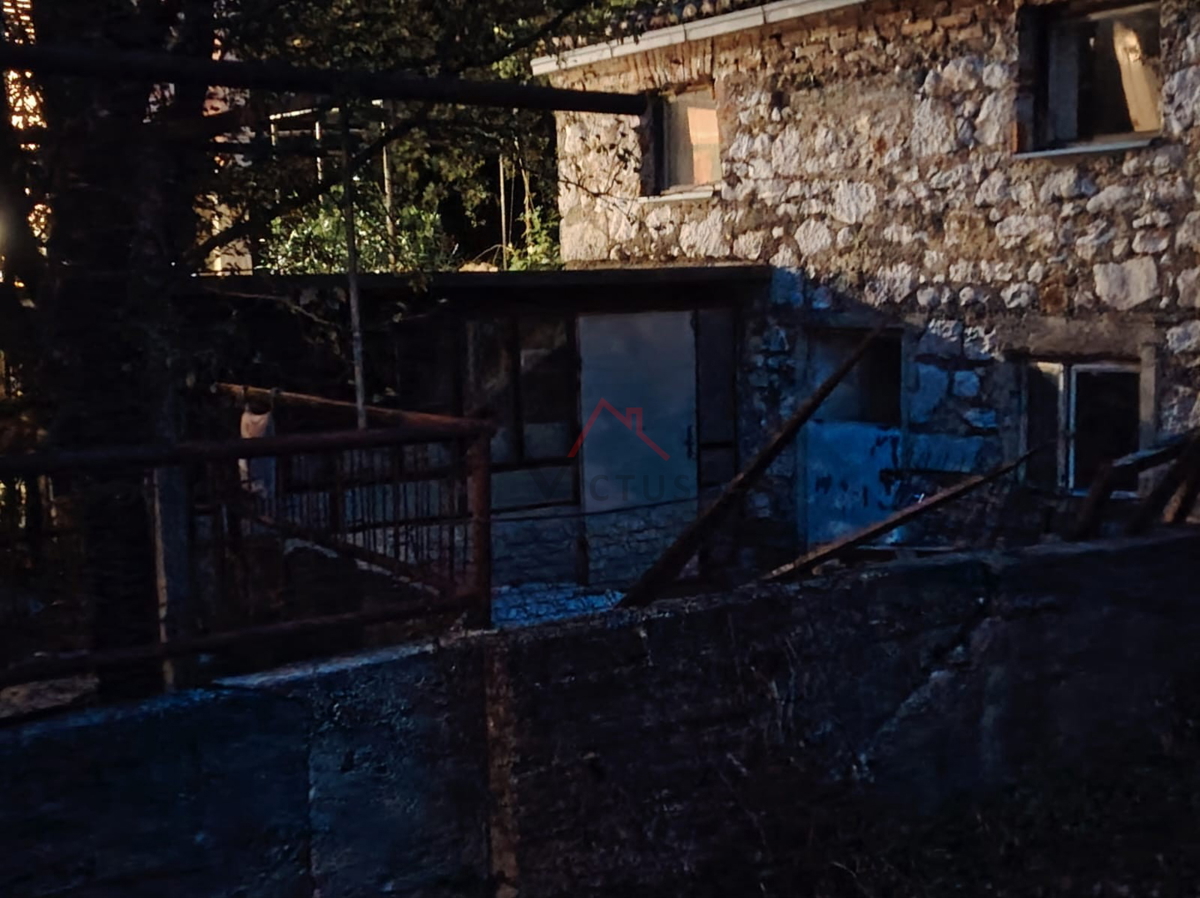 GRIŽANE - Due case e un edificio accessorio