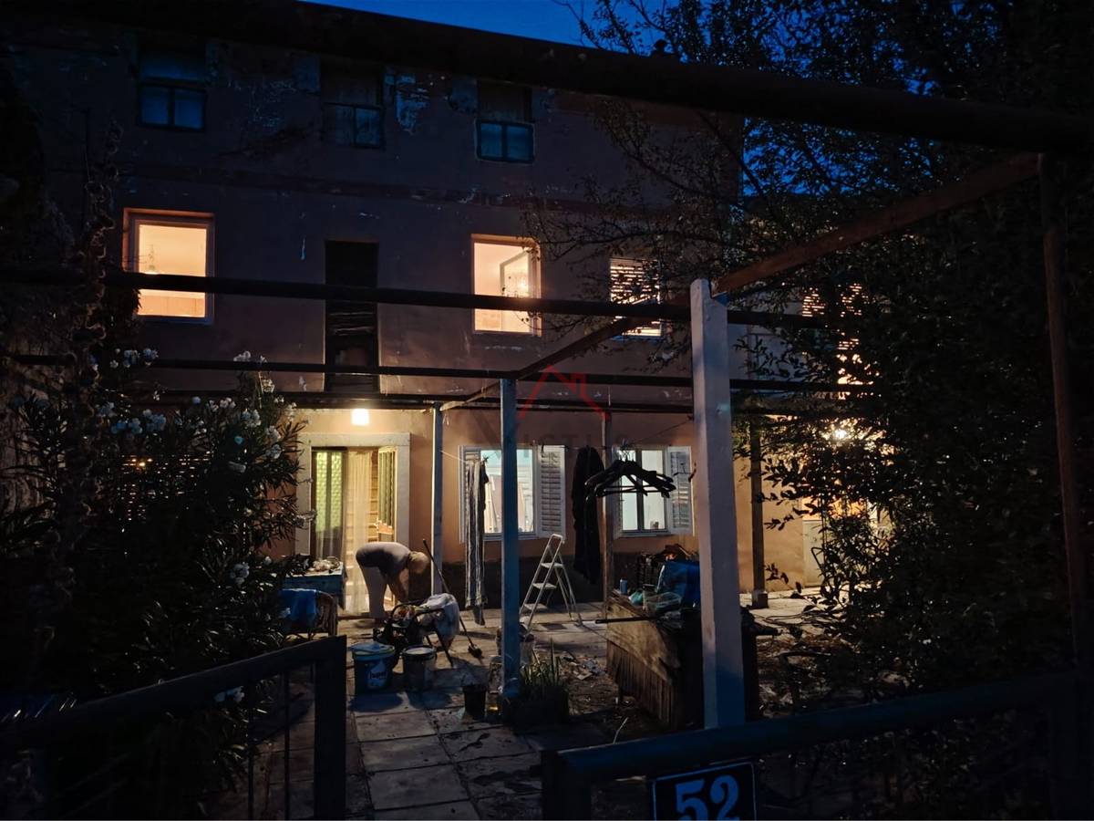 GRIŽANE - Due case e un edificio accessorio