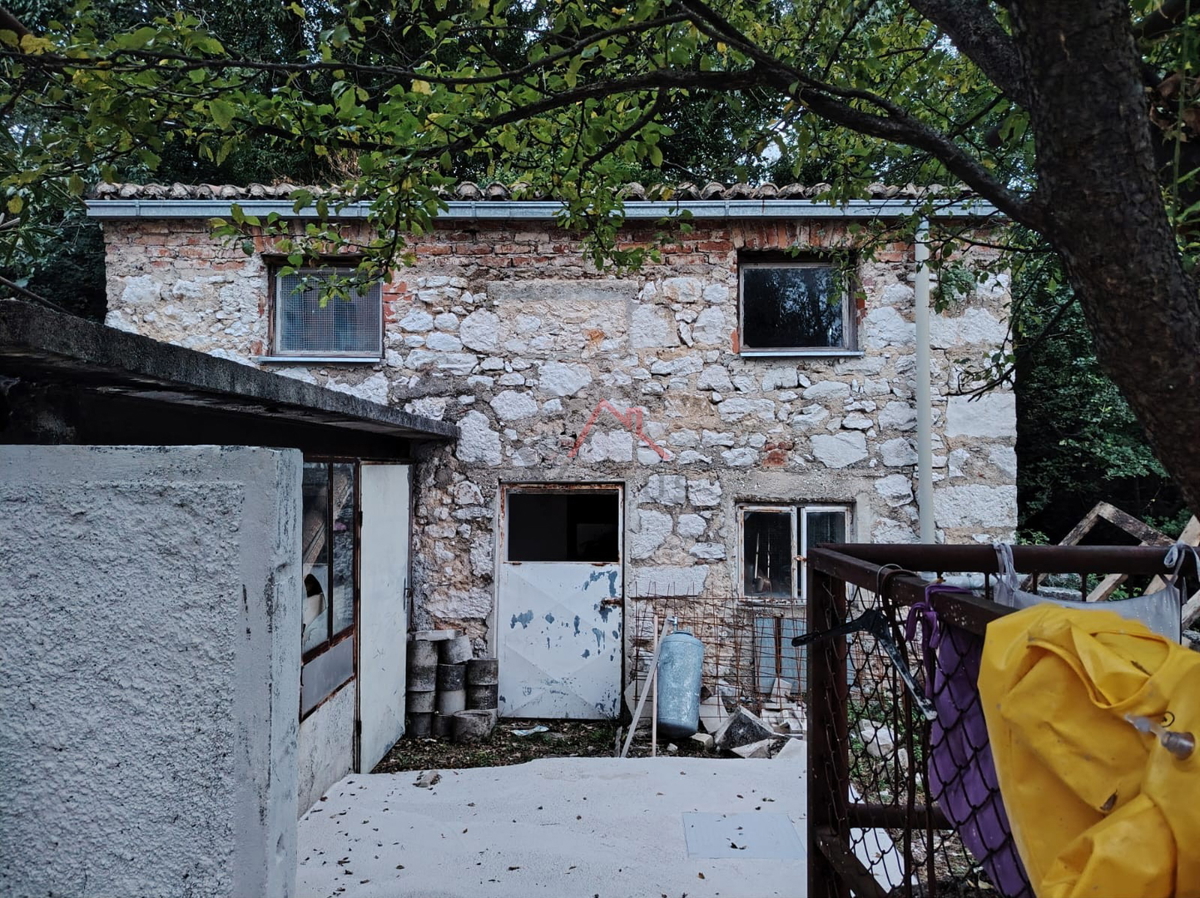 GRIŽANE - Due case e un edificio accessorio