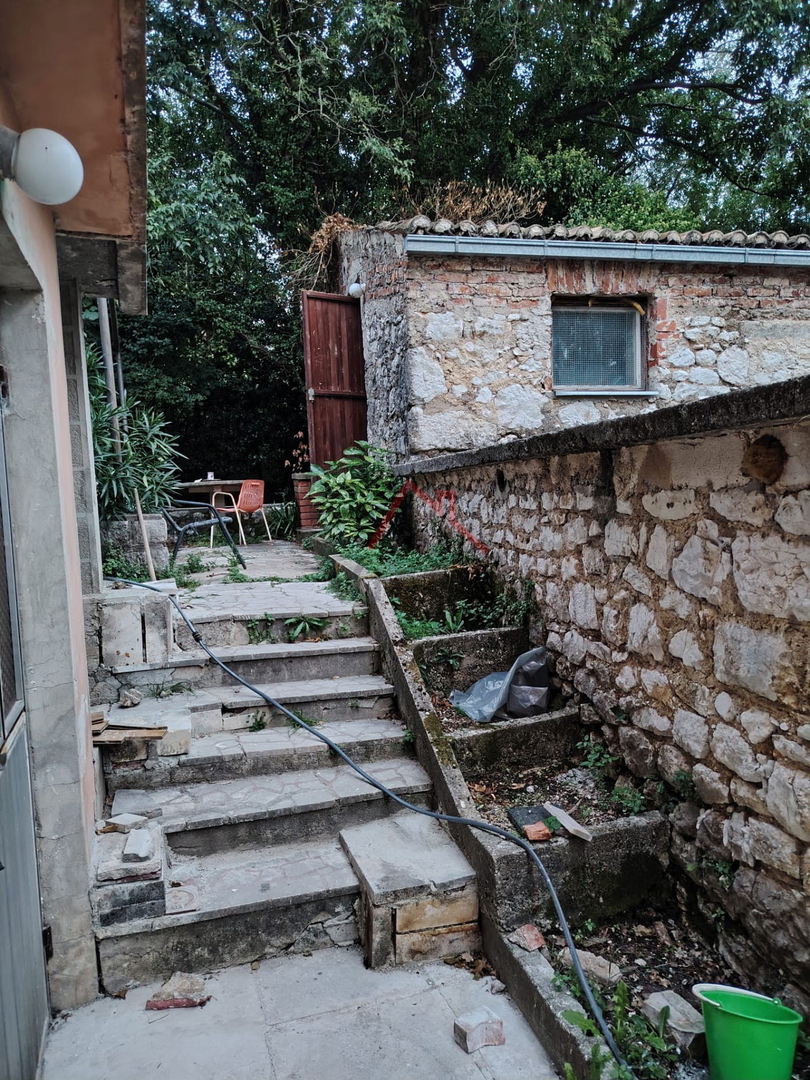 GRIŽANE - Due case e un edificio accessorio