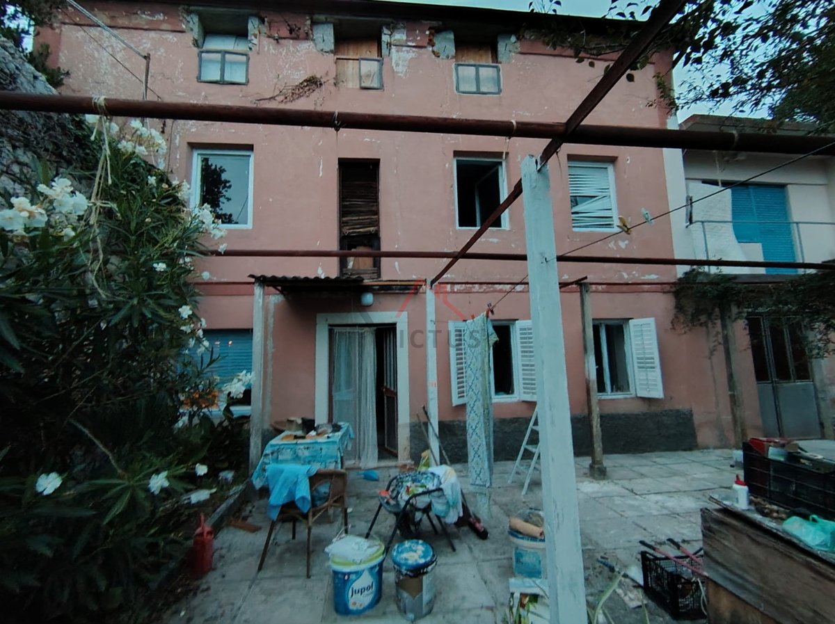 GRIŽANE - Due case e un edificio accessorio