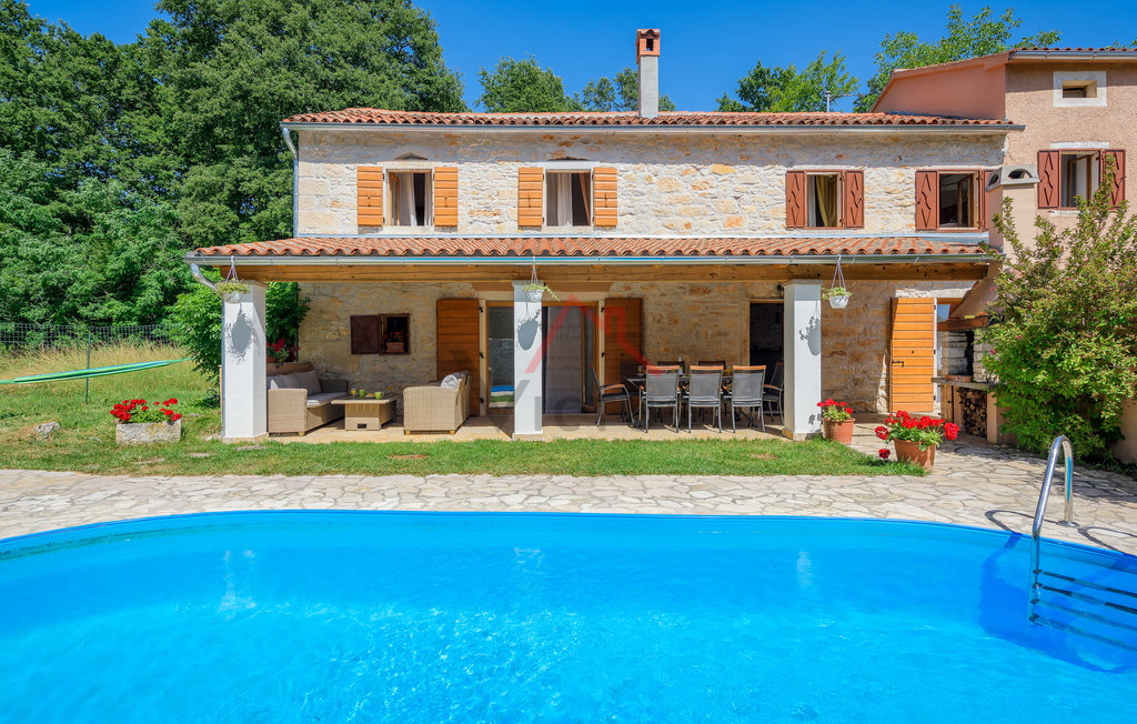 BATLUG - casa in pietra con piscina ristrutturata in moderno stile istriano