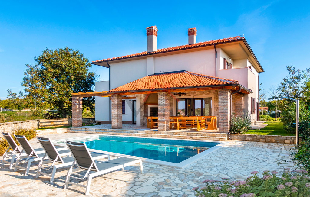 ROVINJ - casa con piscina in una posizione tranquilla