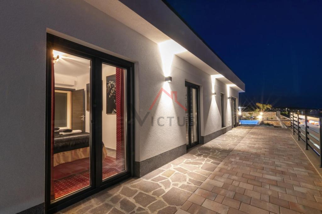 SELCE - Casa con piscina e vista panoramica sul mare