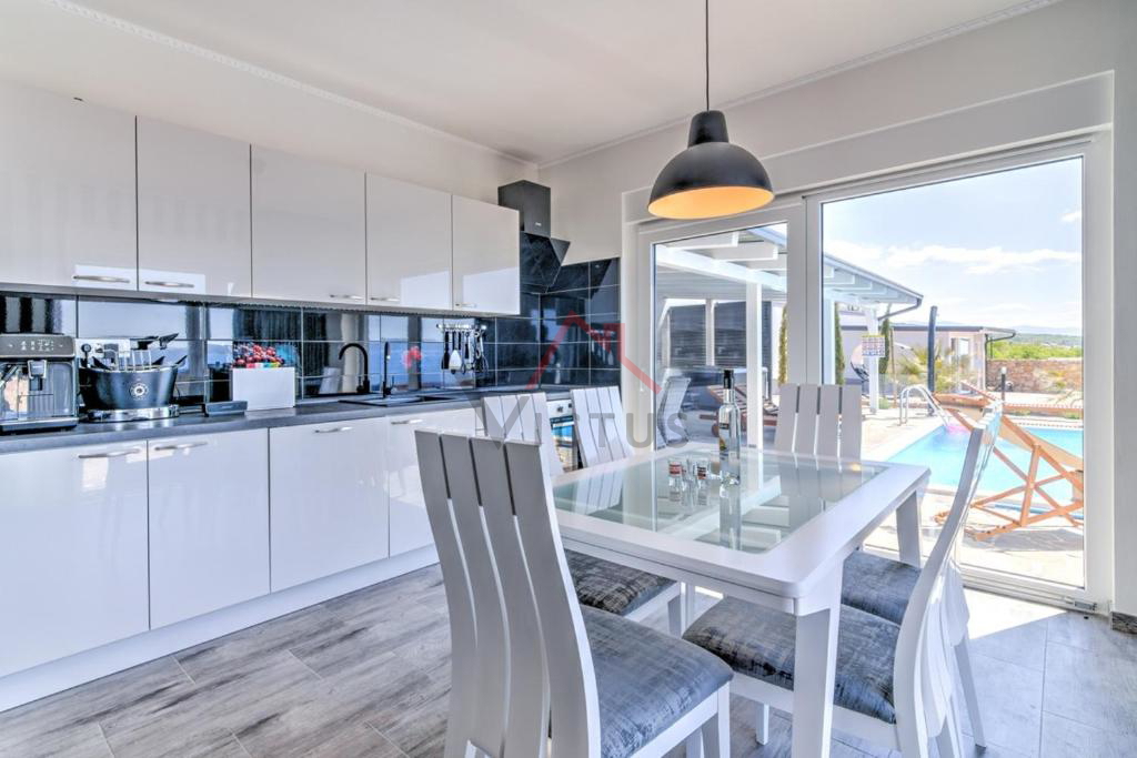 SELCE - Casa con piscina e vista panoramica sul mare