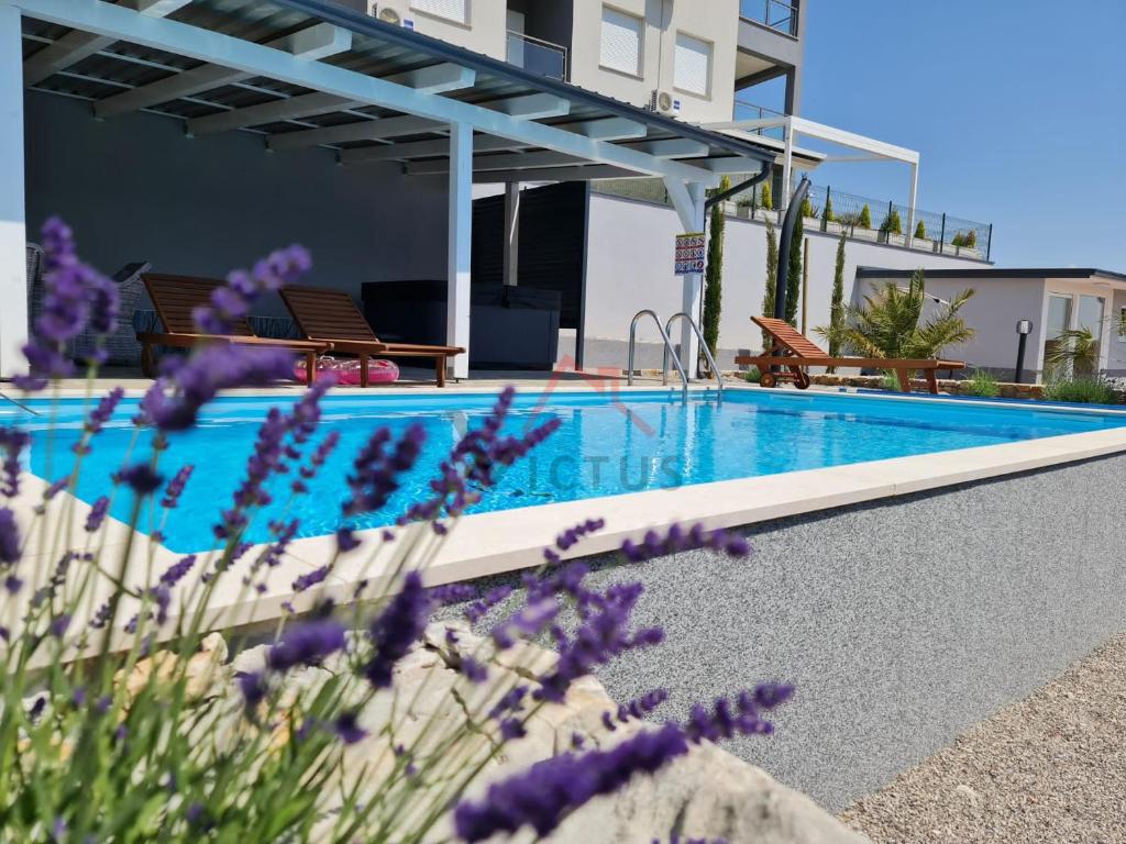 SELCE - Casa con piscina e vista panoramica sul mare