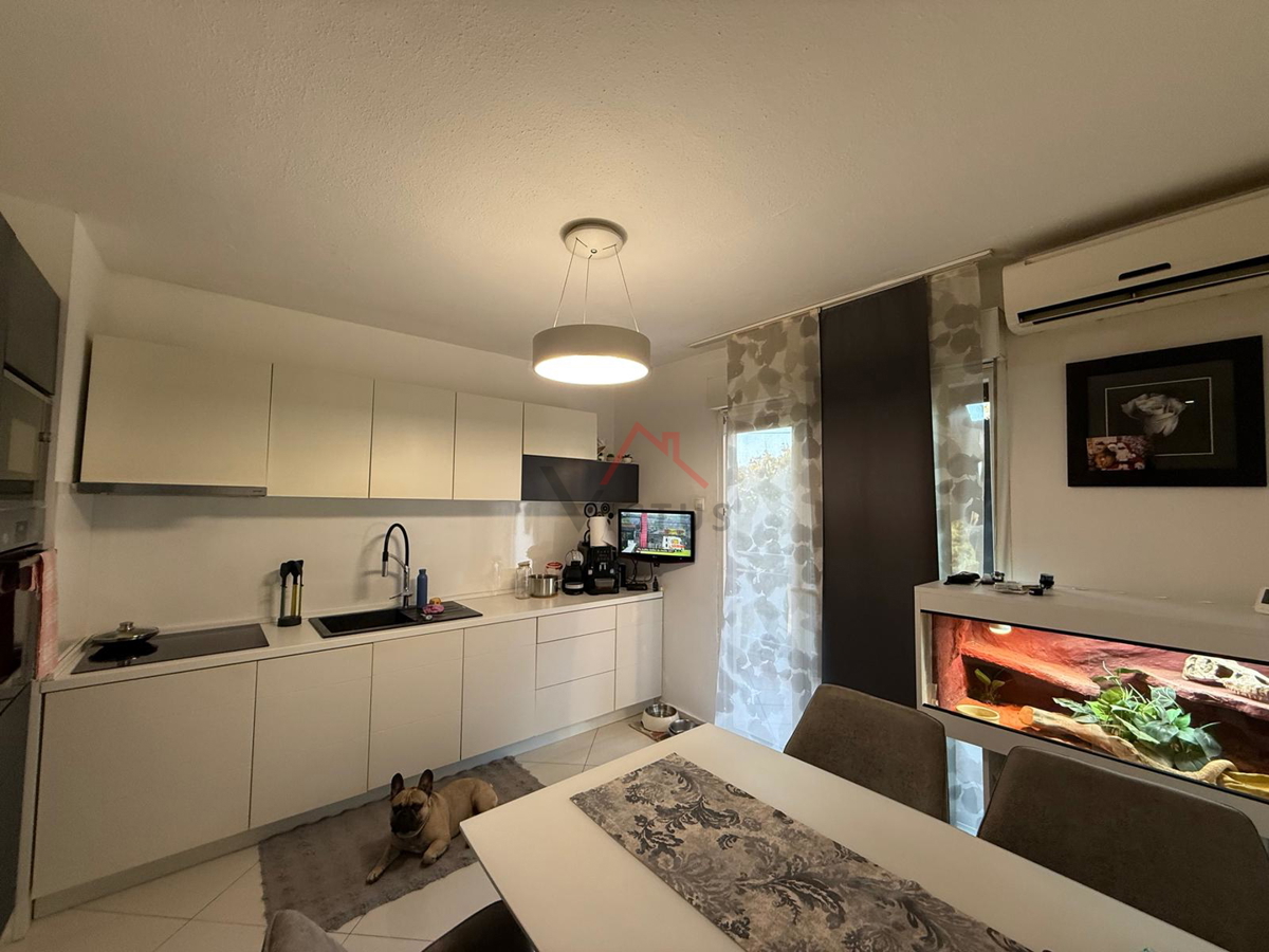 KRALJEVICA - Monolocale con soggiorno e angolo cottura, appartamento al secondo piano, 51 m2