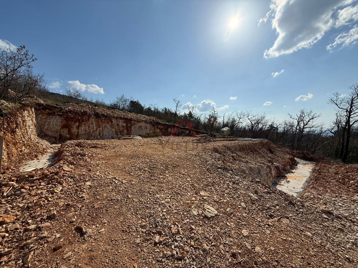CRIKVENICA - Terreno edificabile con costruzione avviata