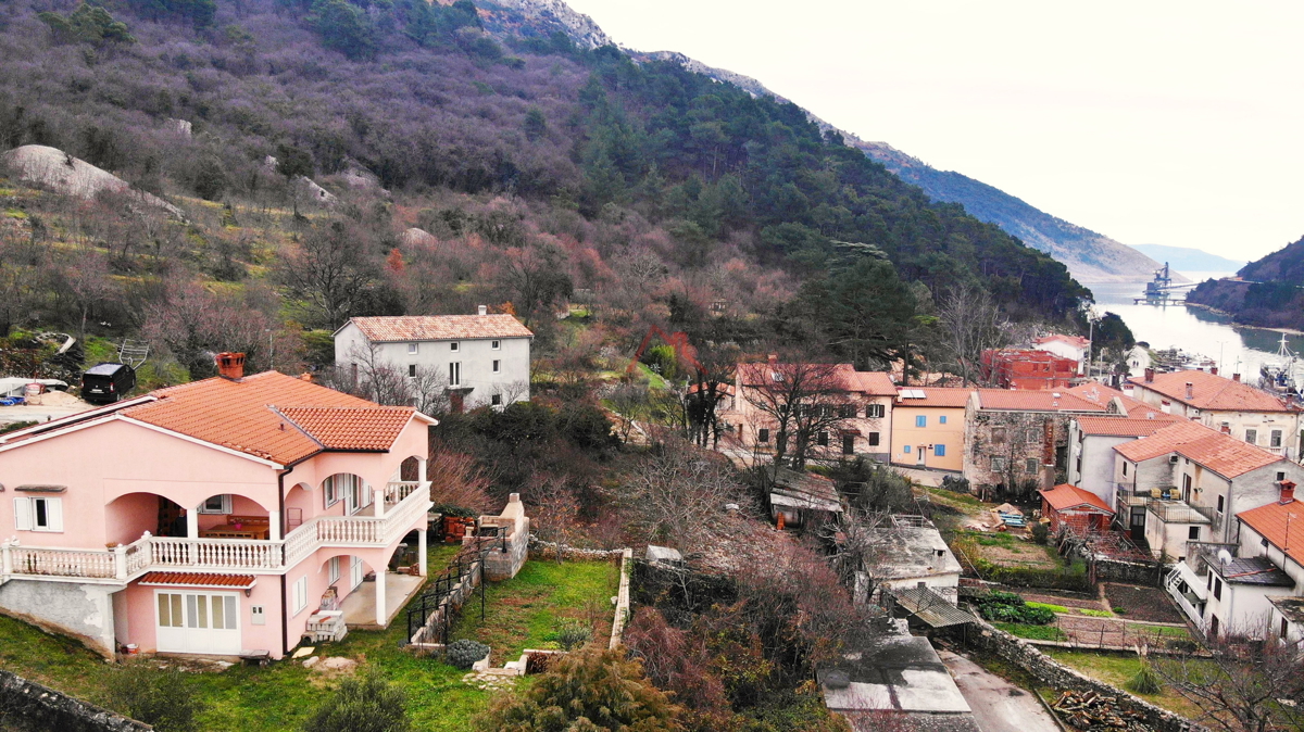 PLOMIN LUKA - casa familiare in riva al mare con vista sulla baia