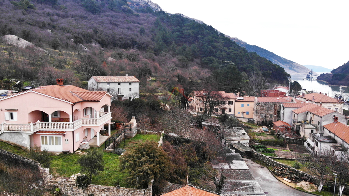 PLOMIN LUKA - casa familiare in riva al mare con vista sulla baia