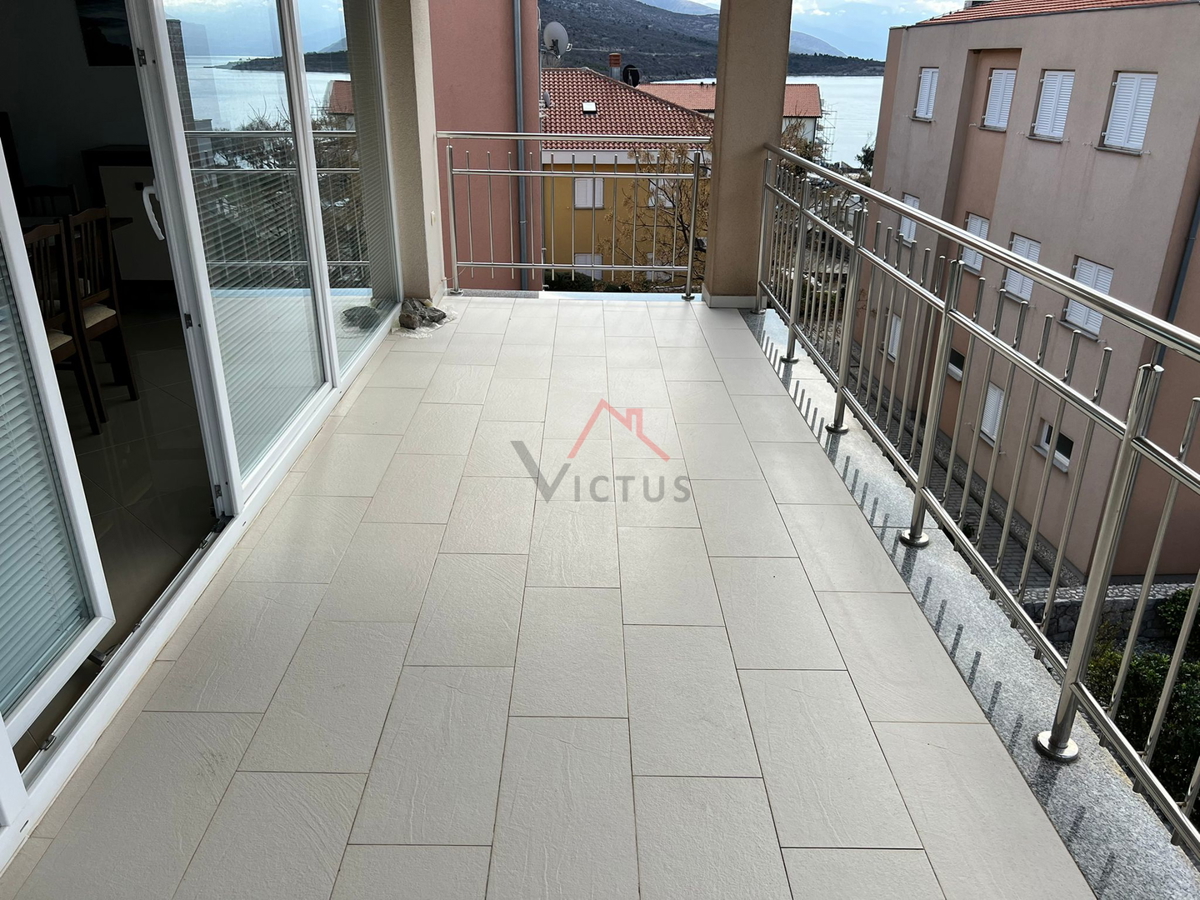 SMOKVICA, NOVI VINODOLSKI - Appartamento 2R + LR, a 150 m dal mare, 2° piano, terrazzo