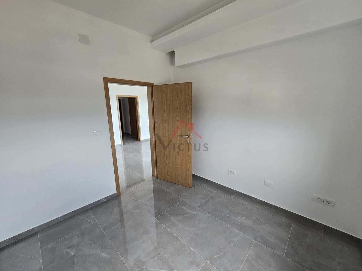 JADRANOVO - 2 camere da letto + bagno, appartamento con due posti auto e vista mare aperta, 73 m2