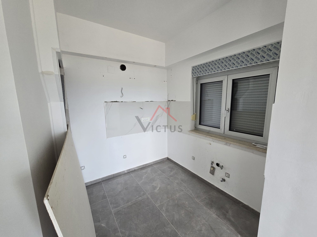 JADRANOVO - 2 camere da letto + bagno, appartamento con due posti auto e vista mare aperta, 73 m2