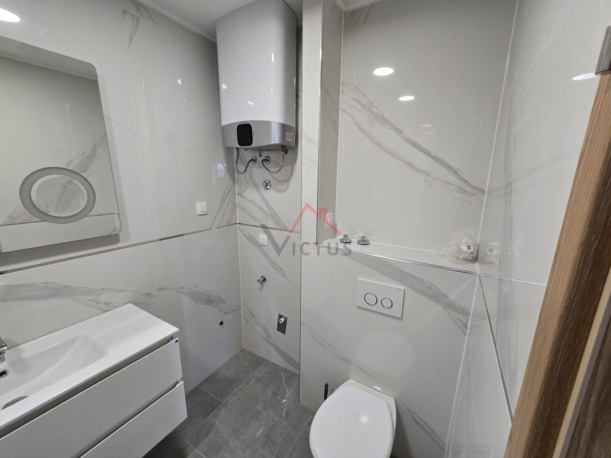 JADRANOVO - 2 camere da letto + bagno, appartamento con due posti auto e vista mare aperta, 73 m2