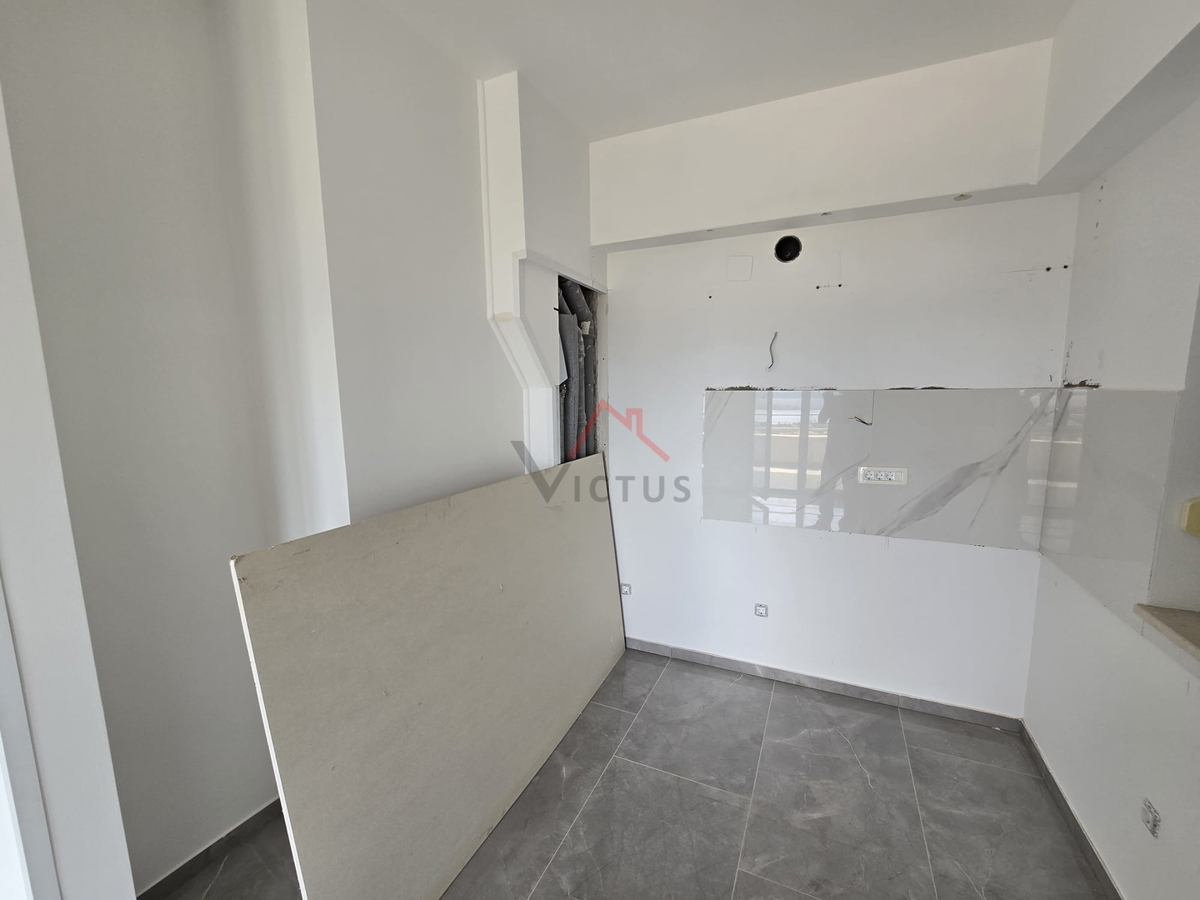 JADRANOVO - 2 camere da letto + bagno, appartamento con due posti auto e vista mare aperta, 73 m2