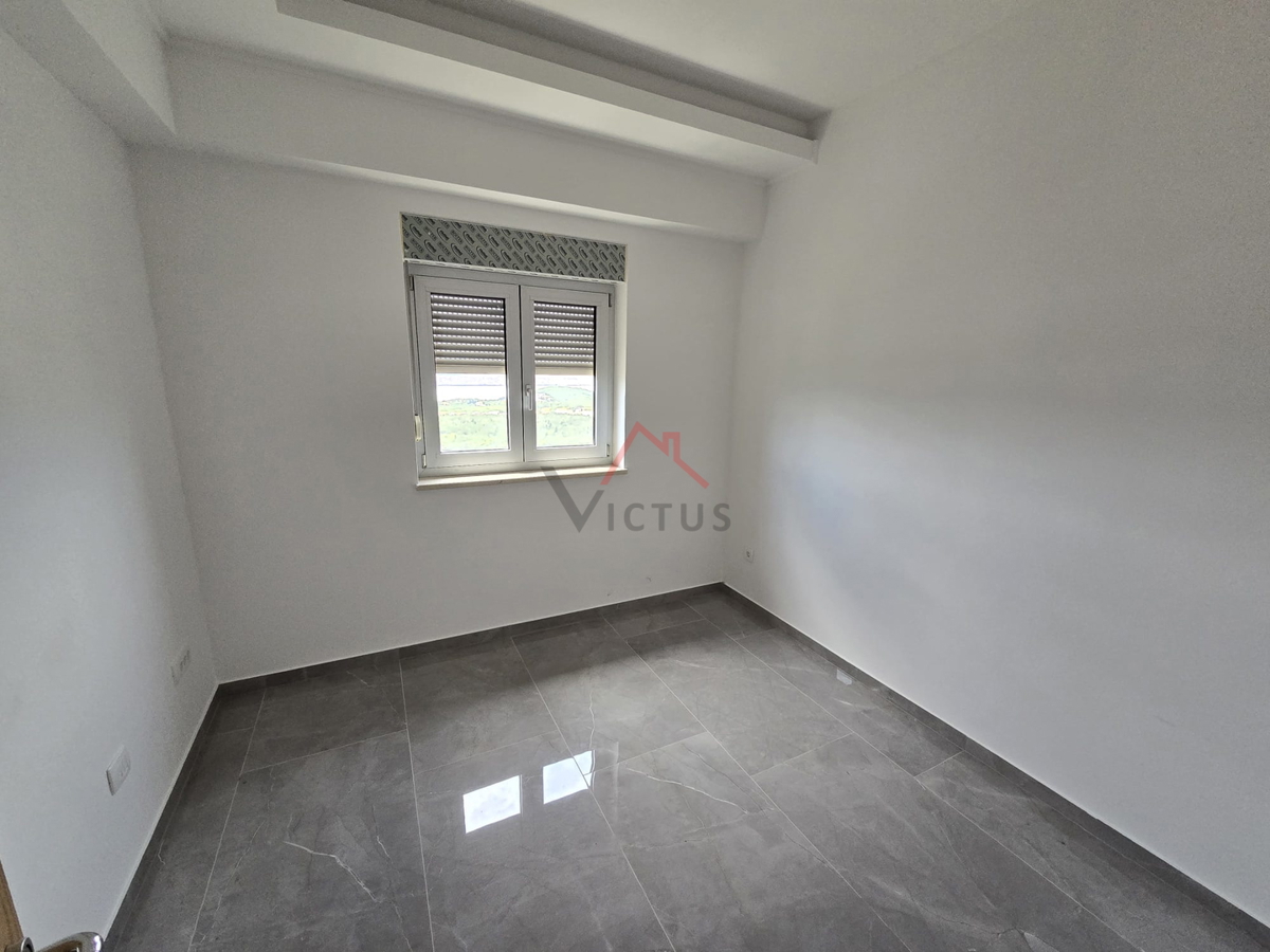 JADRANOVO - 2 camere da letto + bagno, appartamento con due posti auto e vista mare aperta, 73 m2